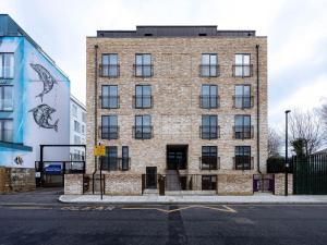伦敦Luxurious Apartments Hackney near Train Station的街道边的砖砌建筑
