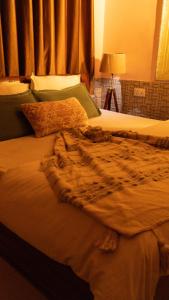 瑞诗凯诗Shanti Hostel Rishikesh的一张大床,上面有一条毯子