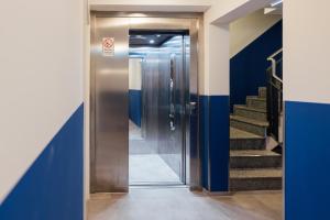 汉堡MYKY Hotel Boardinghouse的大楼里设有电梯,大楼里设有蓝色的墙壁和楼梯