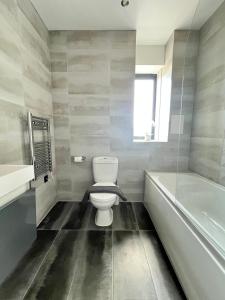 诺里奇Luxury Norwich City Centre Apartment - Free Parking的浴室配有白色卫生间和浴缸。