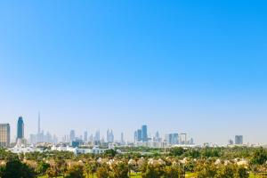 迪拜艾美航道酒店的从公园欣赏到城市天际线的景色