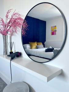 诺里奇Luxury Norwich City Centre Apartment - Free Parking的卧室的白色桌子上镜子