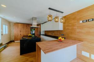 阿罗纳Villa De Marcos的厨房设有木墙和木制台面