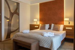 埃格尔普拉坦伊莫拉酒店的酒店客房,配有带毛巾的床