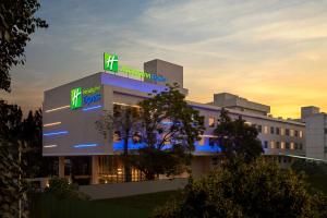 班加罗尔Holiday Inn Express Bengaluru Bommasandra, an IHG Hotel的上面有标志的建筑