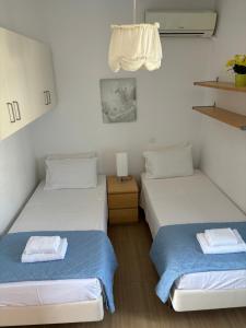 马克里亚罗斯Marena 2的一间设有两张床和床头柜的房间