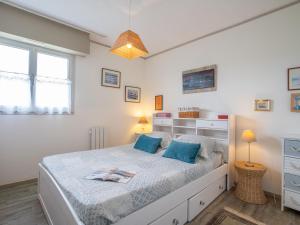 基伯龙Apartment Plein Sud-1 by Interhome的一间卧室配有一张带蓝色枕头的大床