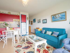 基伯龙Apartment Plein Sud-1 by Interhome的客厅配有蓝色的沙发和桌子
