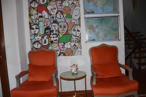 达利安卡雷塔卡雷塔酒店的两个橙色椅子和一张桌子