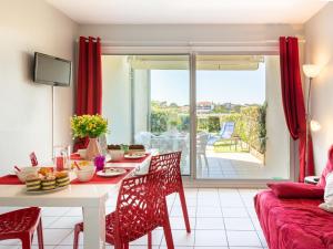 米尼赞海滩Apartment Les Pêcheurs-4 by Interhome的一间带桌椅的客厅和一个阳台