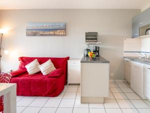 米尼赞海滩Apartment Les Pêcheurs-4 by Interhome的客厅设有红色沙发,位于厨房内