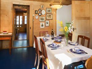 HornkesselApartment Chalet Ahorni by Interhome的一间用餐室,配有一张桌子,提供蓝色和白色的菜肴