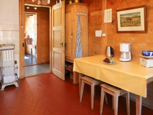 HornkesselApartment Chalet Ahorni by Interhome的一间厨房,里面配有桌椅