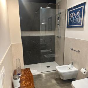 奥尔比亚Kemani Villa Sara Olbia的带淋浴、卫生间和盥洗盆的浴室