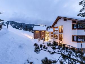 帕尔潘Apartment Turrabuel 2-Bett Superior by Interhome的雪中一座雪覆盖的山丘上的房子