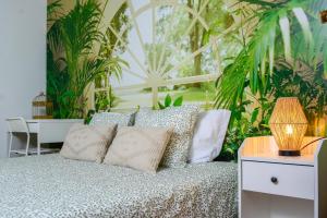 波尔图Live Oporto Rooms的一间卧室配有一张植物床