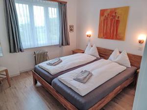 戈尔多拉Holiday Home Casa Fontanella by Interhome的一间卧室设有两张床和窗户。