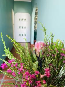 开普敦Rondebosch Cottage的花瓶里满是粉红色的花朵