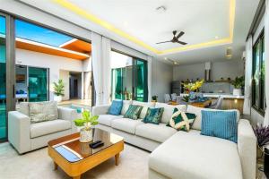 普吉镇Villa Mimosa 1, Splendid 4 Bedroom Master Ensuite的客厅配有白色的沙发和桌子