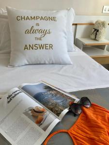 里米尼Hotel Soave的杂志总是在床上枕头