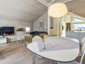 凡岛Holiday Home Ubbe - 800m from the sea in Western Jutland by Interhome的一间带白色桌子的客厅和一间厨房