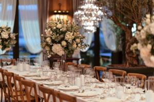 蒂瓦特Porto Palace Suites的婚礼桌子,带眼镜和鲜花