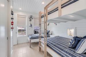 帕德雷岛Casa De Coconuts的一间卧室设有两张双层床和一扇窗户。