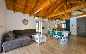 瓦拉日丁Gorgeous Home In Puscine With Sauna的客厅配有沙发和桌子