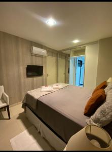 马塞约PAJUCARA FRONT BEACH 2的一间卧室配有一张大床和镜子