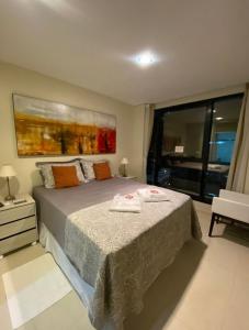 马塞约PAJUCARA FRONT BEACH 2的一间卧室设有一张床和一个大窗户