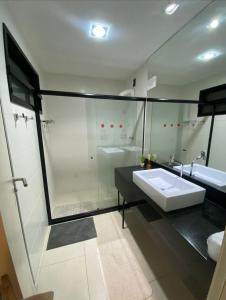 马塞约PAJUCARA FRONT BEACH 2的大型浴室设有水槽和淋浴。