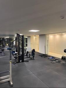 马塞约PAJUCARA FRONT BEACH 2的一间健身房,里面配有跑步机和机器