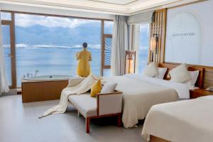 大理大理哒惹海景度假别院的酒店客房设有两张床和浴缸。