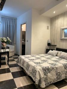 蒙特罗索阿尔马雷Affittacamere 4 bassotti的一间卧室配有一张床、一张桌子和一张沙发