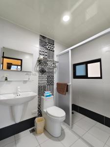 Huxi小管家管家民宿的白色的浴室设有卫生间和水槽。