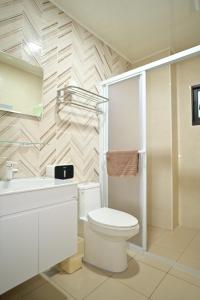 Huxi小管家管家民宿的浴室配有卫生间、盥洗盆和淋浴。