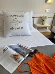 里米尼Hotel Miriam的枕头,说更换总是床边的答案
