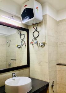甘托克RIGS Homestay的一间带水槽和镜子的浴室