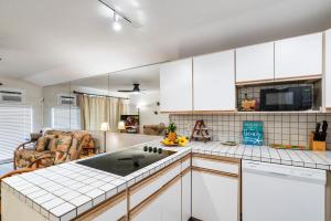 科纳Kona Isle A4的厨房配有白色橱柜和水槽