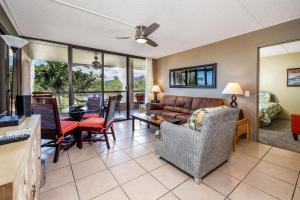 科纳Kona Pacific B409的客厅配有沙发和桌子