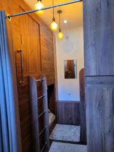 巴尔喀什Elite Capsule Hotel的浴室设有木门和楼梯间