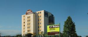 伦斯波城北里瑞拉思餐厅酒店的前面有标志的酒店大楼