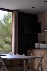 卡略萨登萨里亚Camping Fonts del Algar的窗户客房内的桌椅
