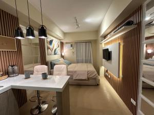 伊洛伊洛Iloilo Travellers Zen Zone的一间卧室配有一张床,厨房配有柜台