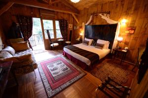 查姆布里陶德博伊斯涅德城堡酒店的木制客房内的一间卧室配有一张大床