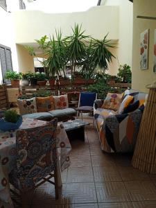 奥罗塞伊Vivere in famiglia的带沙发、桌子和植物的客厅