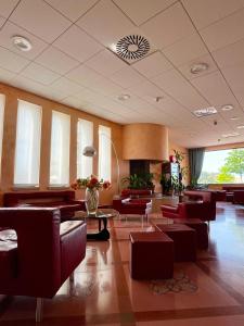 坎波巴索don guglielmo panoramic hotel & spa的大楼内一个带沙发和椅子的大堂