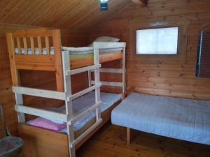 普马拉Kalliomökki的小木屋内一间卧室配有两张双层床