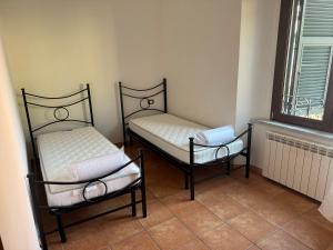 卡拉拉Casa Nanda的两张床位于带窗户的房间内