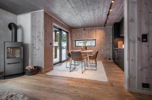 斯特兰达Exclusive Cabin Apartment with Sauna - 501的厨房以及带桌椅的用餐室。